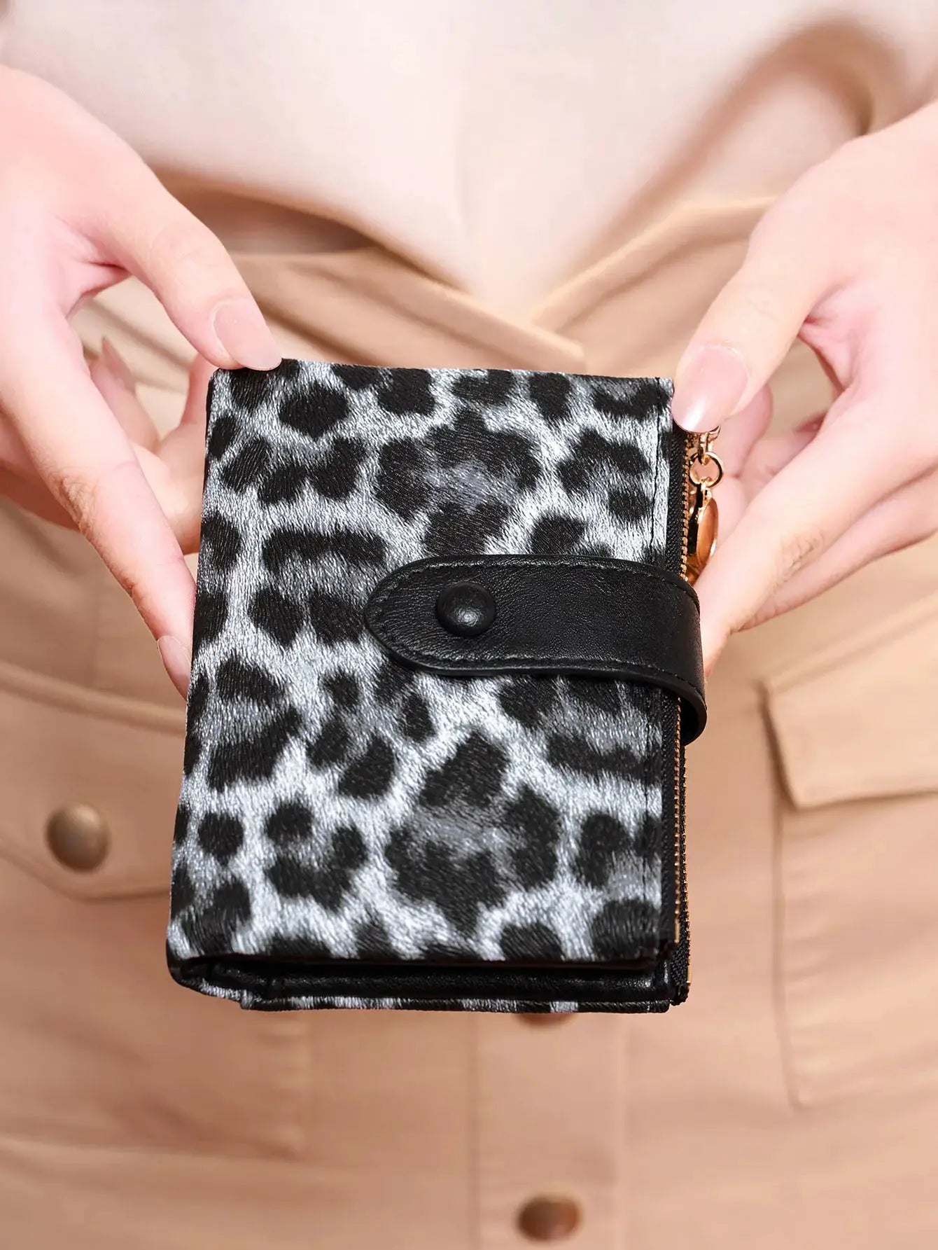 Minimalist women's wallet Simples Market leopard print short three-layer card holder with double zipper and black strap