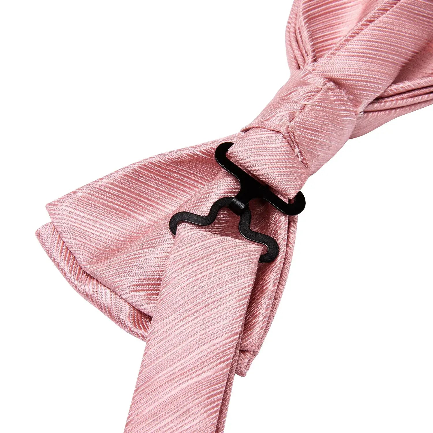 Pink satin necktie with a black wavy tie clip from Simples Market