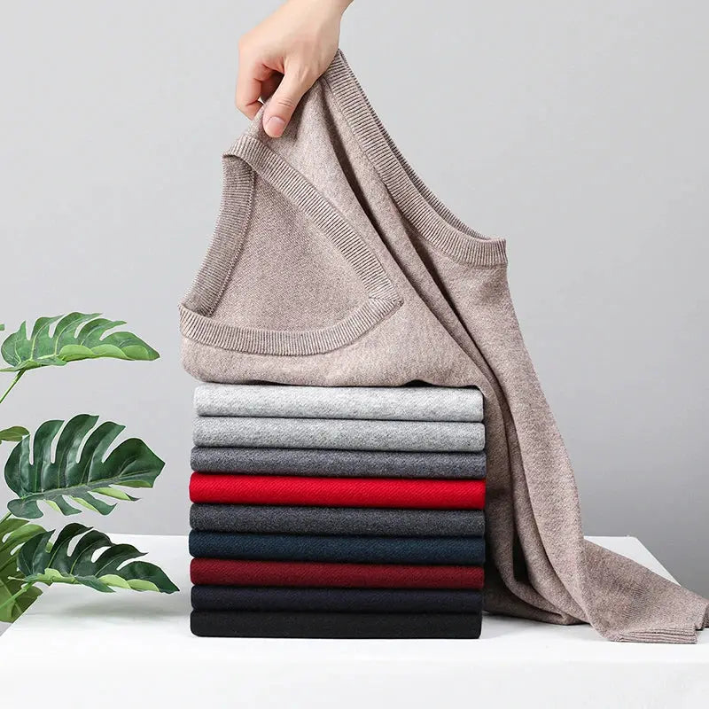 Simples Market men's beige knit sweater vest; warm autumn–winter outerwear with several folded knits in grey, red, navy