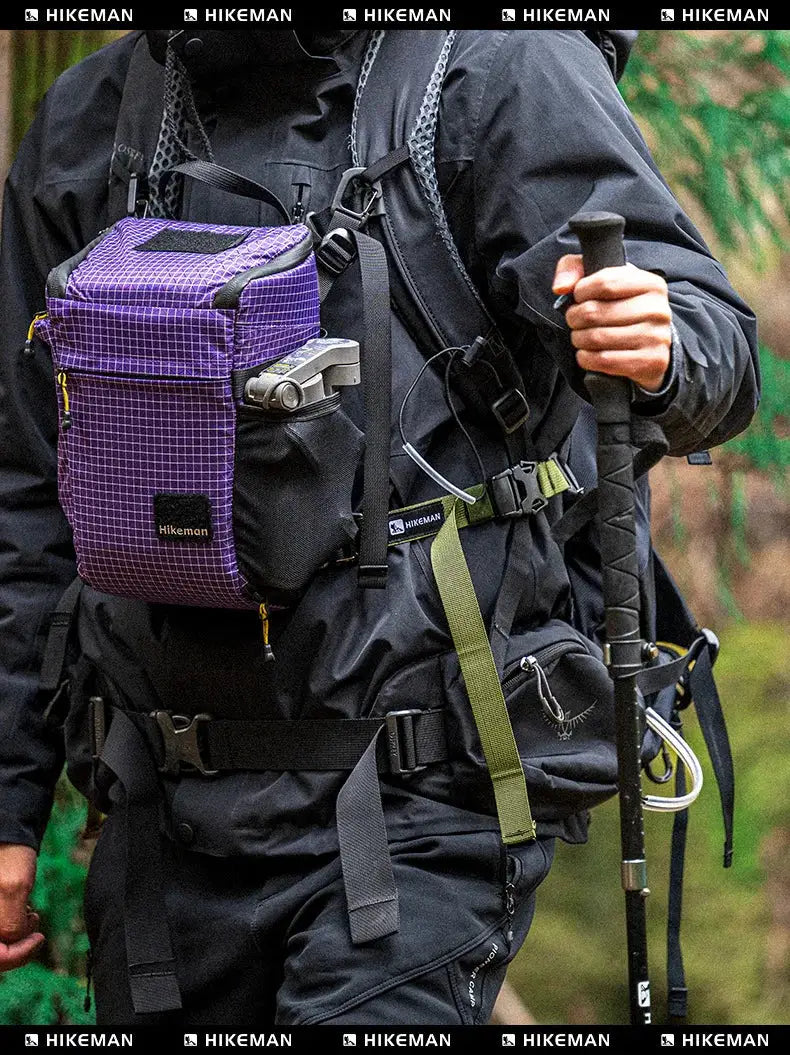 Outdoor luggage strap by Simples Market with adjustable plug‑in buckle, shown on a hiking pack with a purple grid pouch.