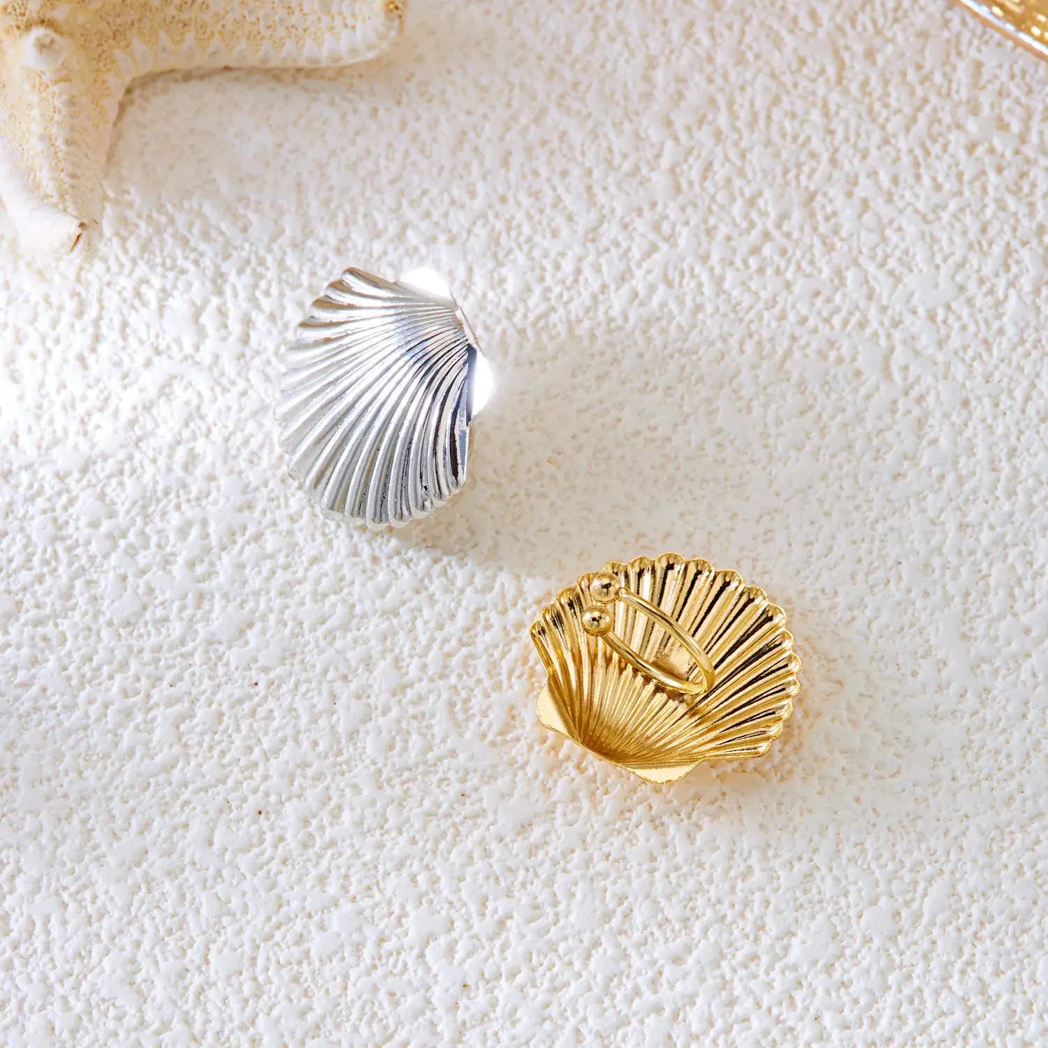 Shell-shaped ear clips in silver and gold (2pc), clip-on boho beach jewelry.