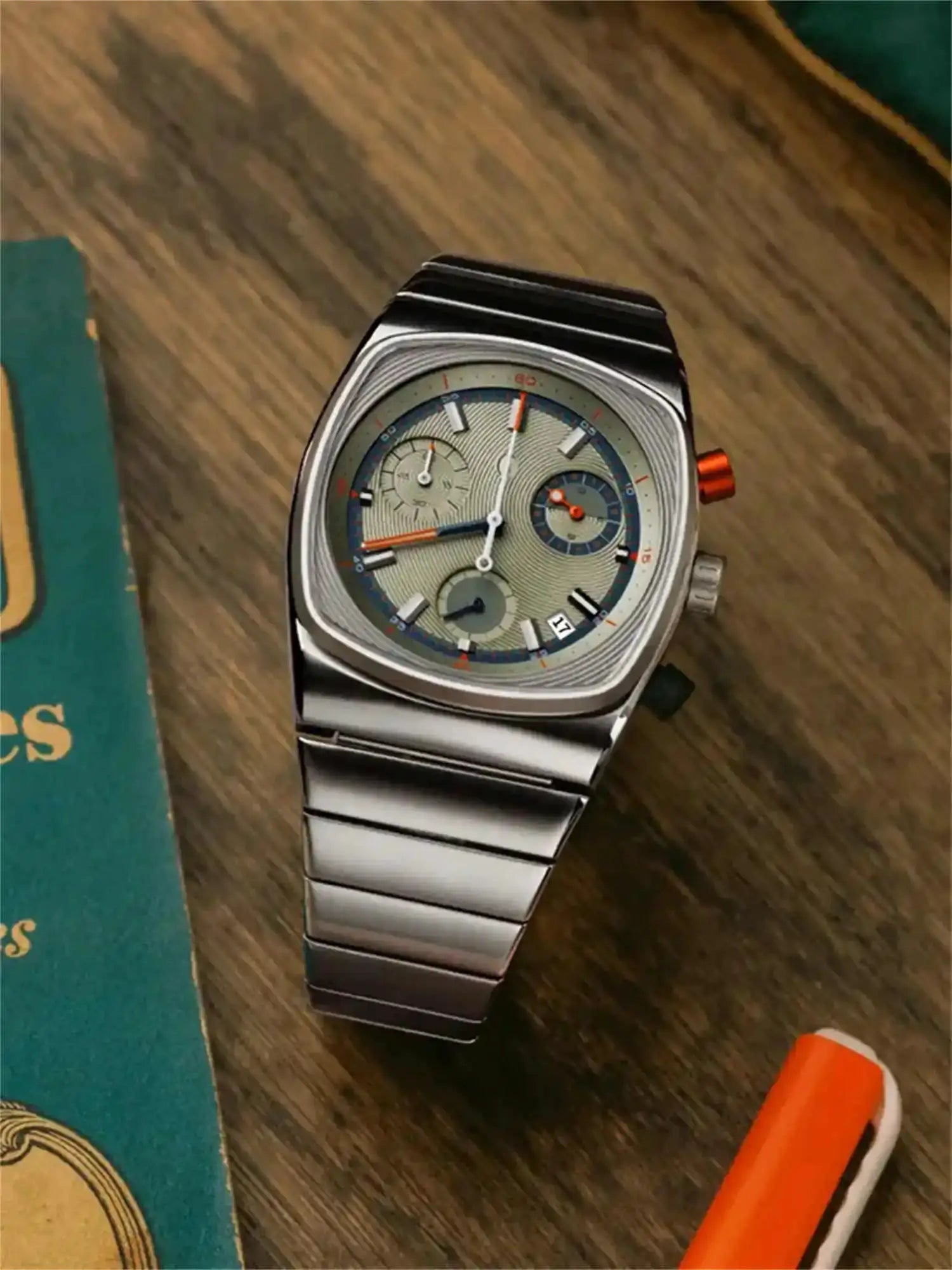 Simples Market men's wristwatch with stainless steel bracelet and silver dial with blue and orange accents