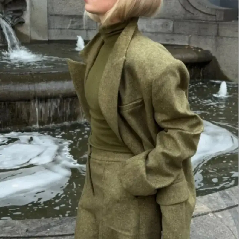 Women's olive blazer with matching straight-leg pants by Simples Market, office-ready outfit.