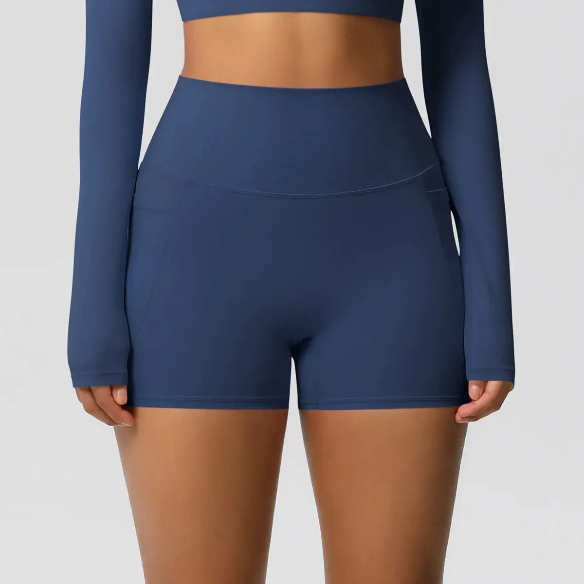Women’s pocketed yoga shorts in navy with a high waist by Simples Market.