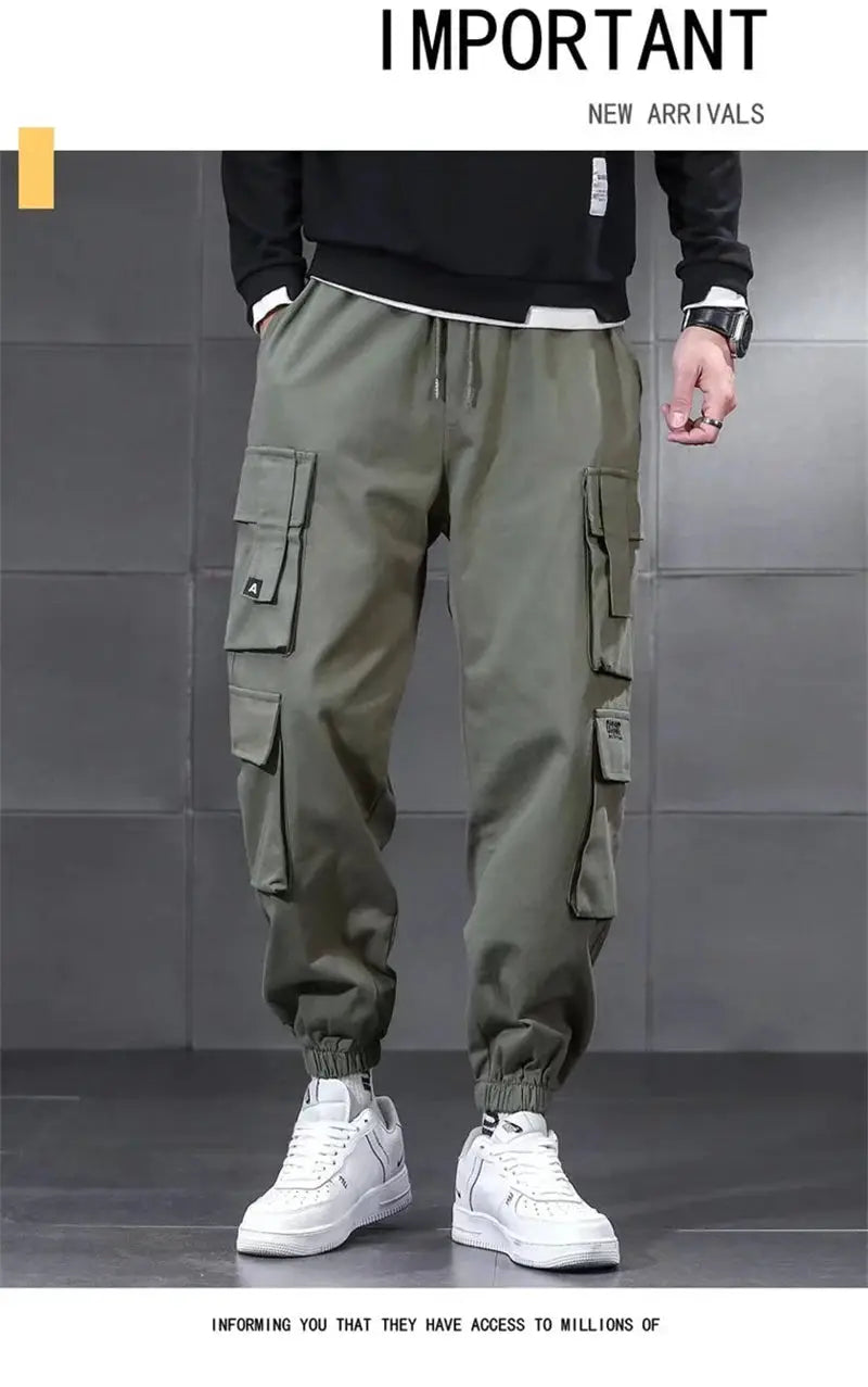 Men's olive green cargo pants by Simples Market with multiple pockets and elastic cuffs.
