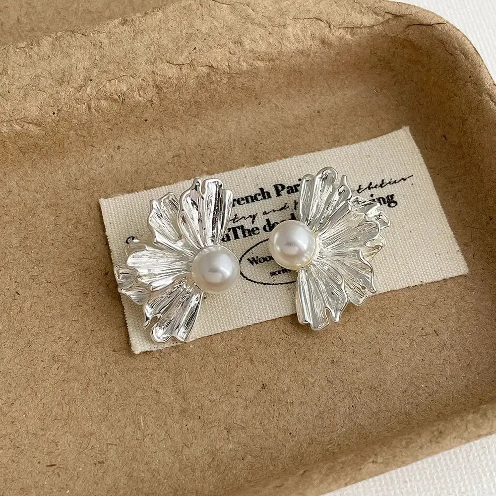 Exaggeration Ocean Style Shell Texture Stud Earrings, silver-tone with pearls, pair