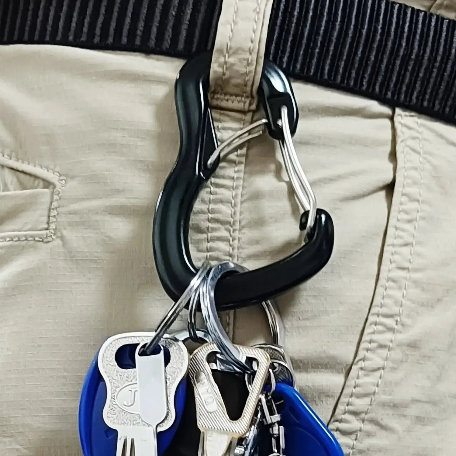 Outdoor Hammock Double Locking Buckle with aluminum alloy hanging buckle and multiple carabiners on a tan strap