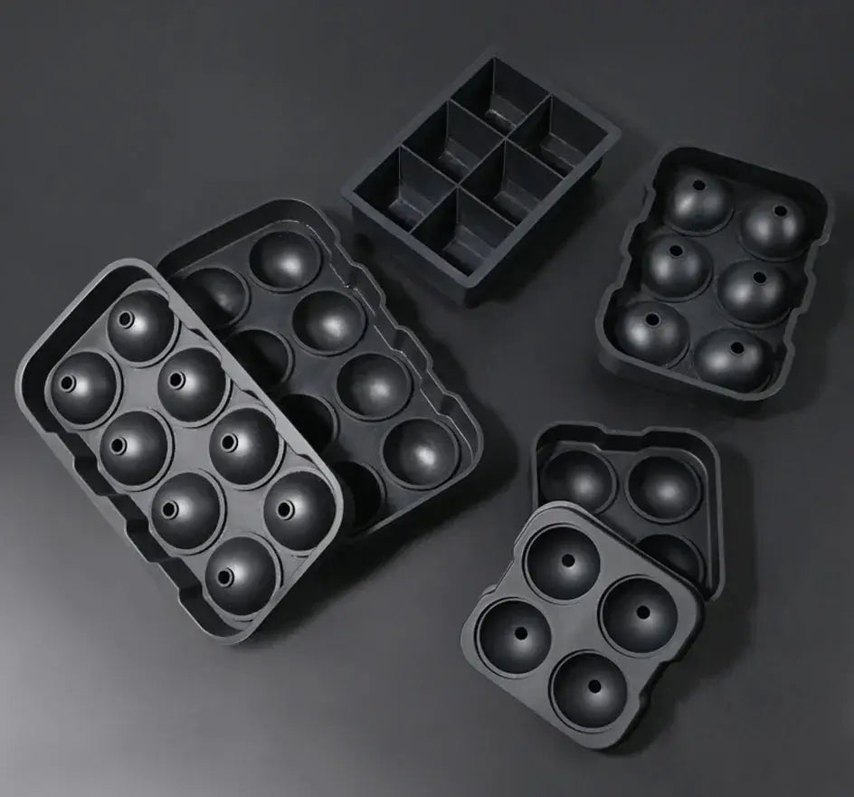 Silicone ice cube mold set with 4/6/8-grid trays, black with lids by Simples Market