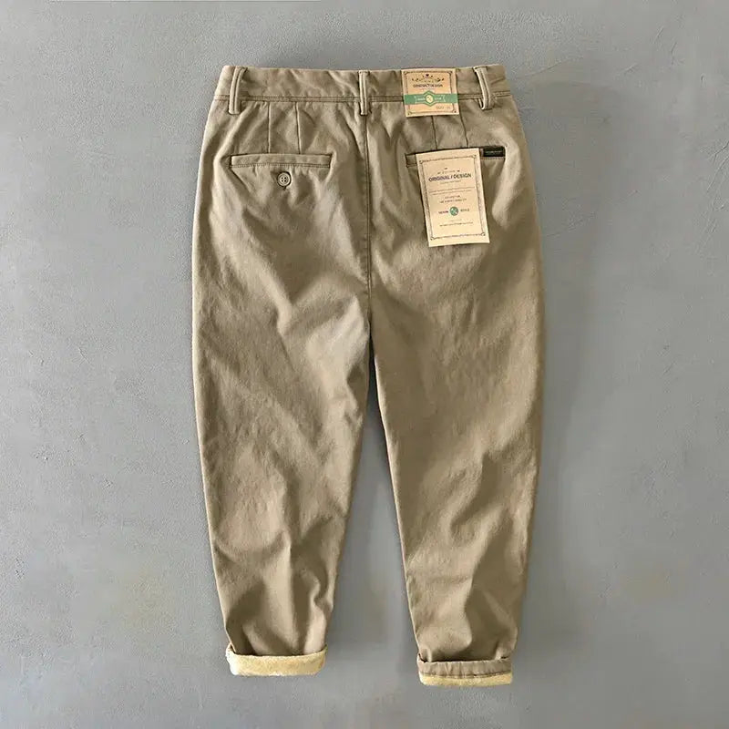 HIQOR 2025 men's loose cotton winter pants in khaki, Simples Market safari casual style, back view with cuffed hems