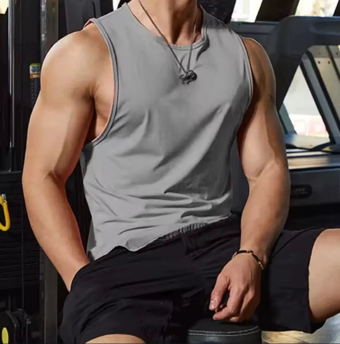 Men's gray mesh gym tank top, quick-dry sleeveless workout shirt for bodybuilding