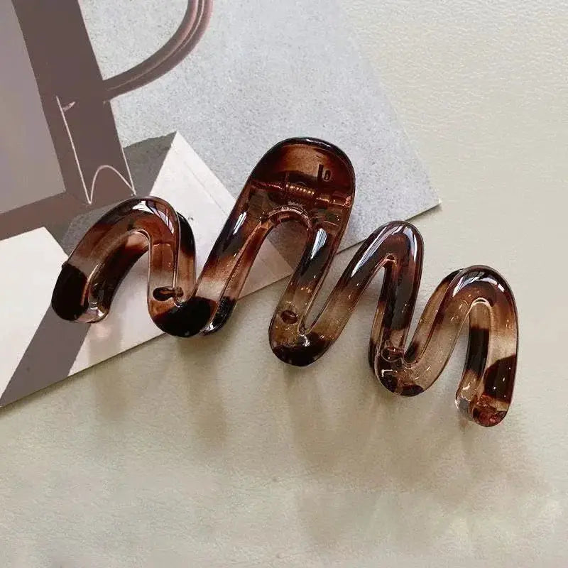 AmberAura LuxeWave Wavy Hair Clip Large 11cm Lightweight Plastic With High Gloss Amber Brown Finish