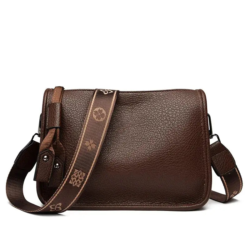 Genuine leather crossbody bag in brown from Simples Market with adjustable strap