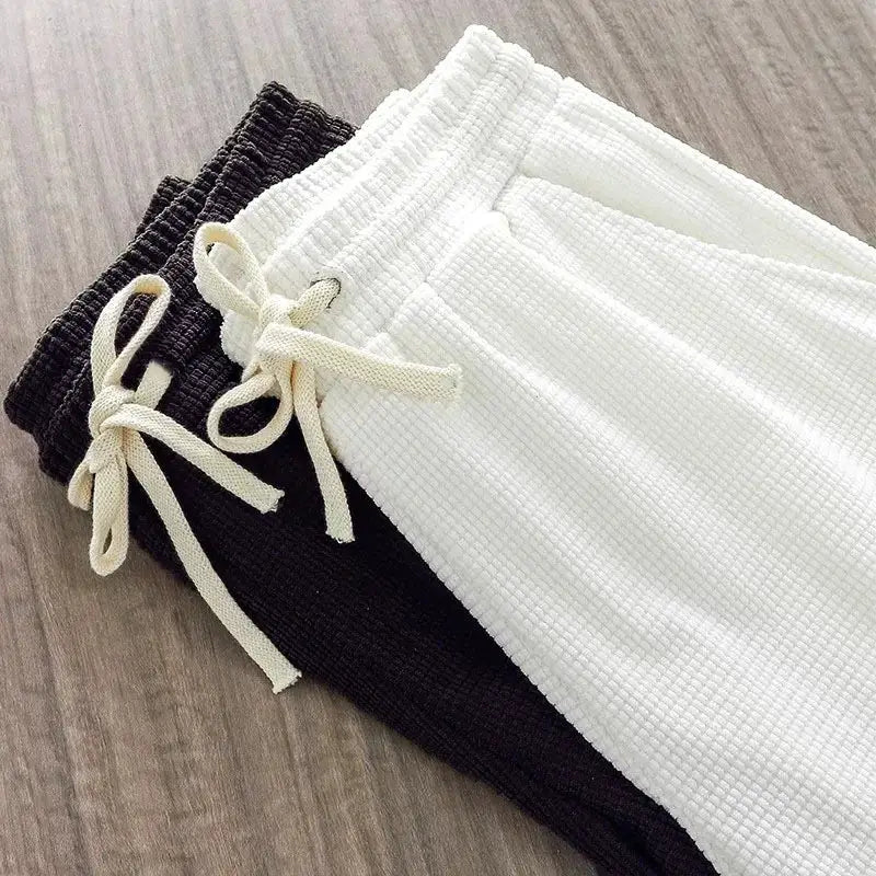 Men's mid-waist shorts, 2-pack in black and white with waffle texture and drawstring, knee-length casual shorts