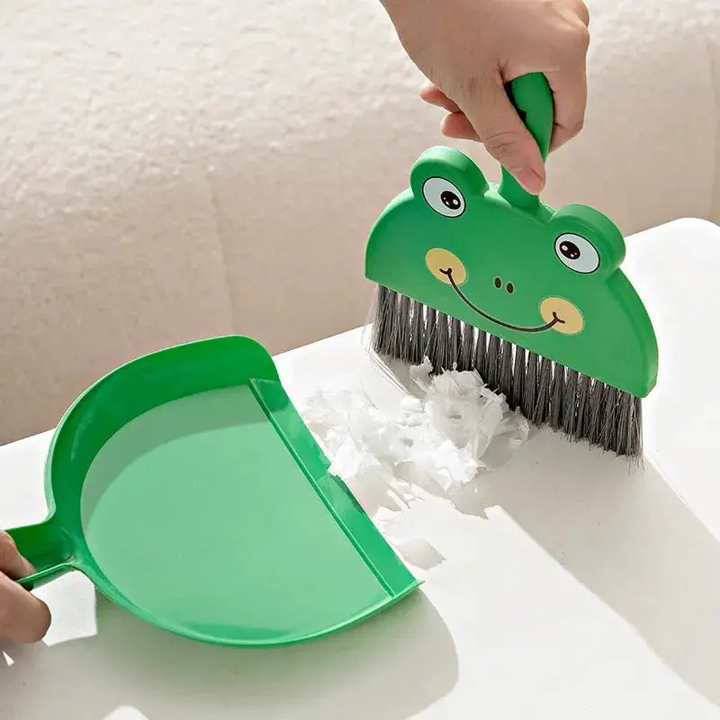 Mini cartoon frog desktop broom and dustpan set, green plastic, two-piece cleaning tool