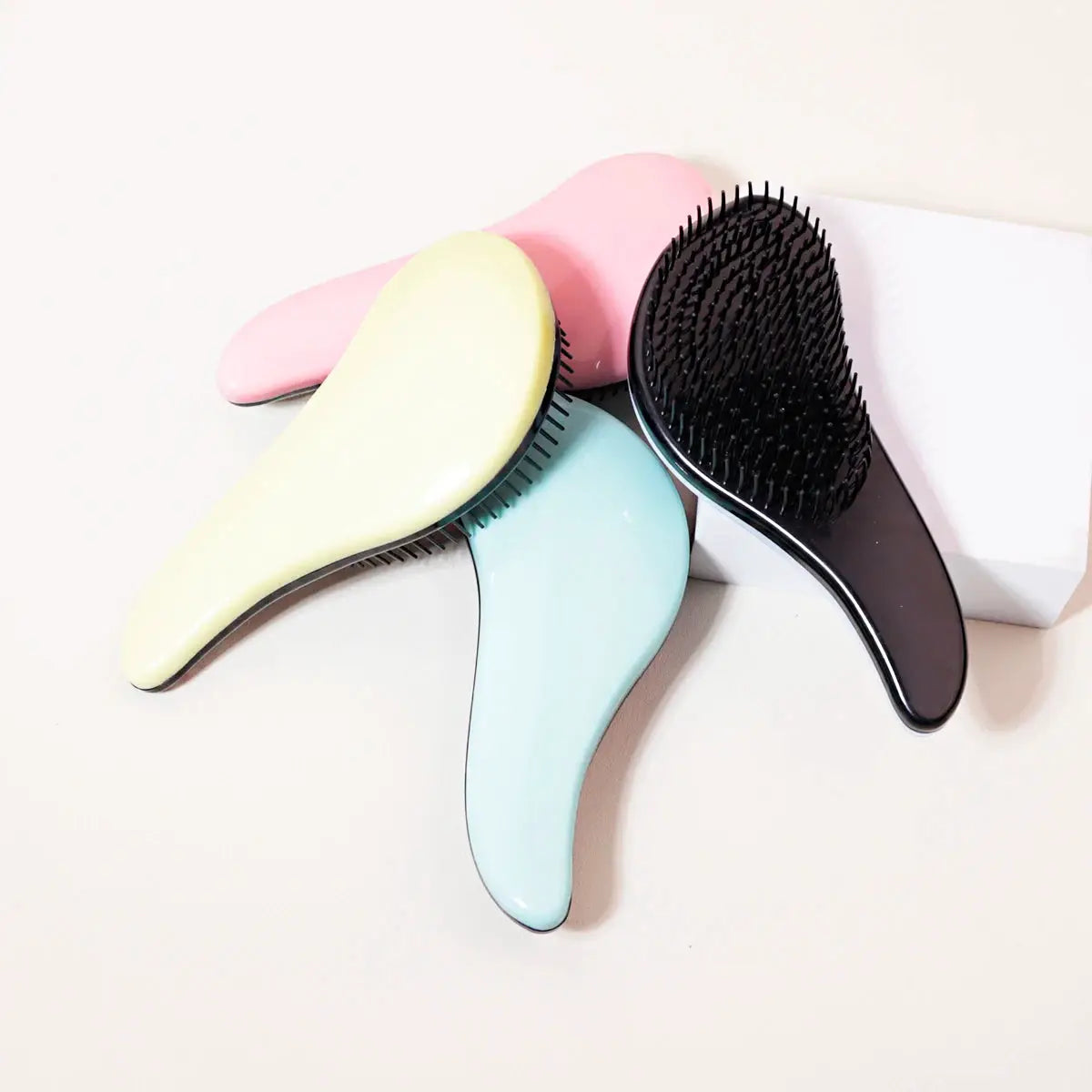 Simples Market antistatic massage brush set, 4 pastel detangling brushes for wet hair and wigs.