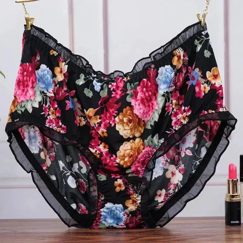 Big size mid-waist floral panties from Simples Market with sheer black fabric and lace ruffles