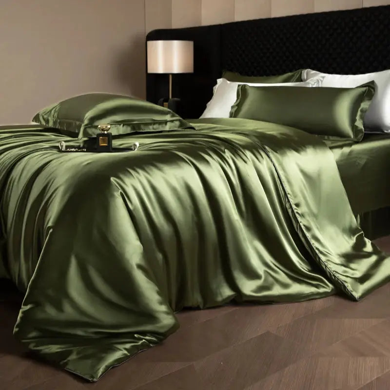 Silk satin bed sheet set in emerald green with duvet cover, fitted and flat sheets, pillowcases by Simples Market