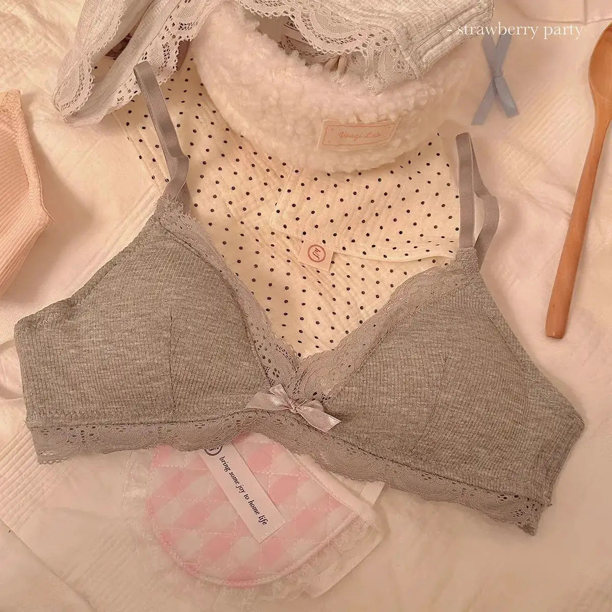 SP&CITY Sweet Girl triangle-cup lace bra, gray lace, wire-free, Simples Market