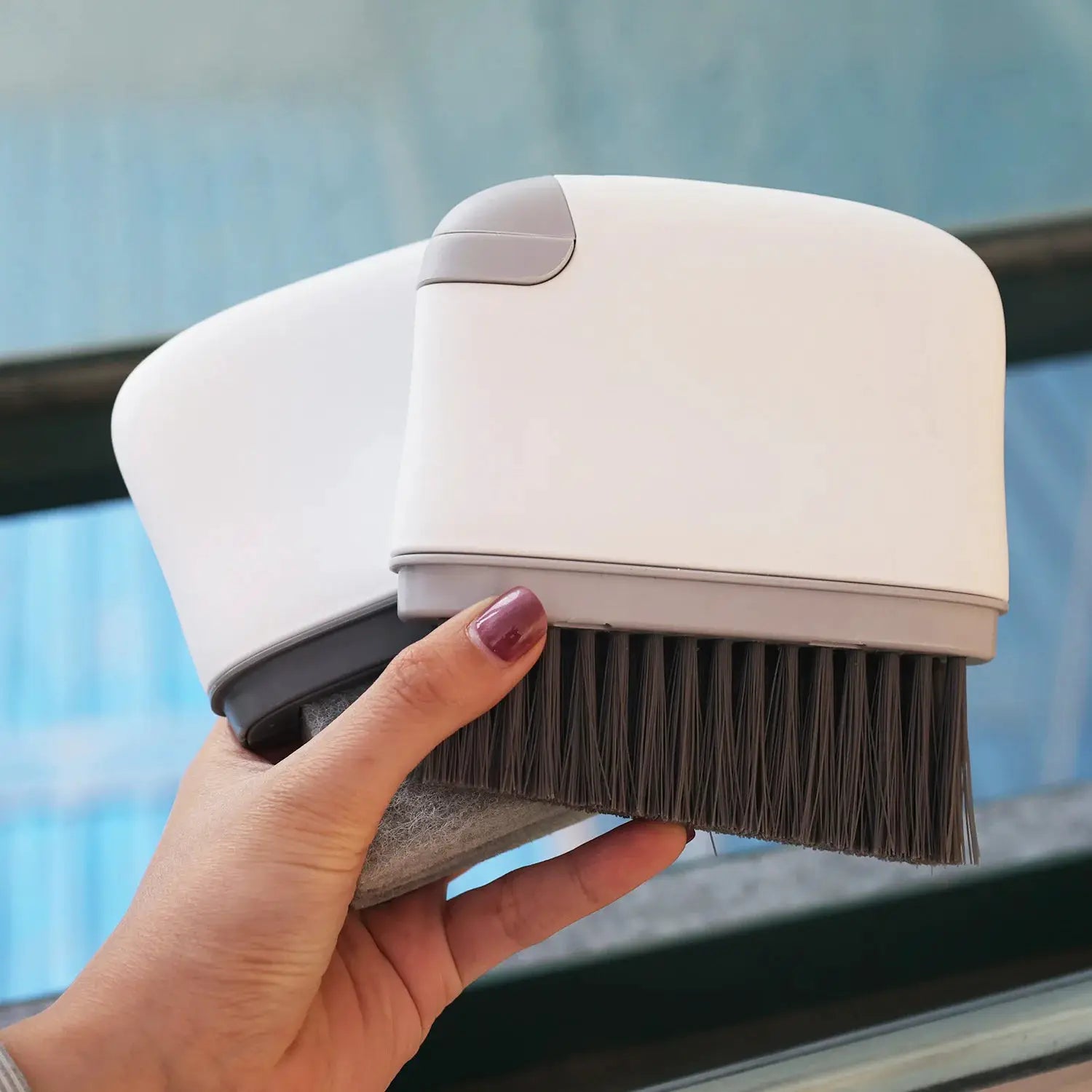 Simples Market 2-in-1 window cleaning brush with white plastic housing and dark bristle head, handheld
