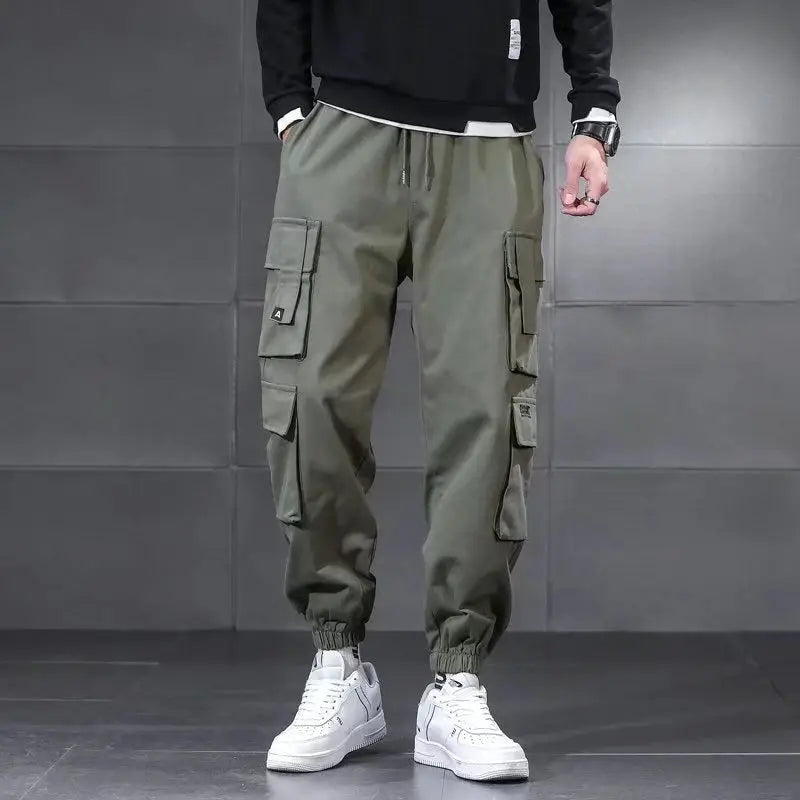 Simples Market men's olive cargo pants with drawstring waist, multiple pockets and elastic cuffs