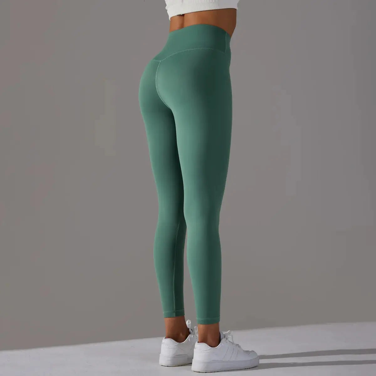 High-waist naked-feeling leggings for women in green by Simples Market, gym/yoga tights.