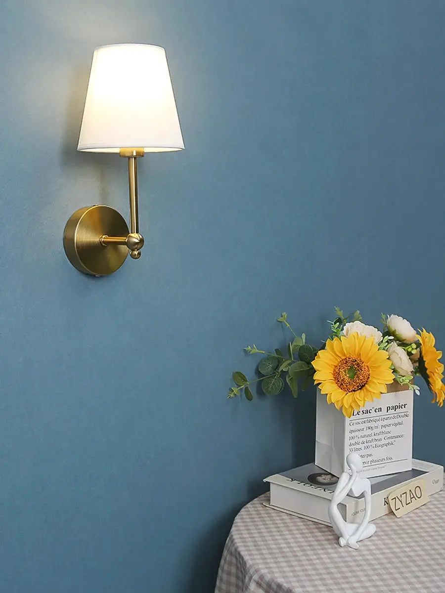 Simples Market American retro wall lamp with brass finish and white fabric shade