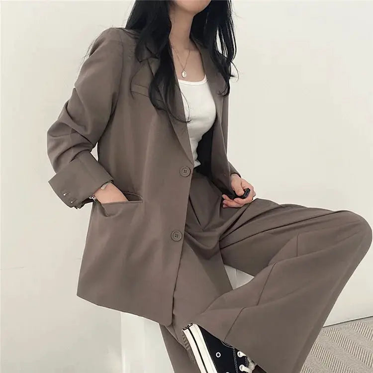 Two-piece blazer and pants set in taupe by Simples Market