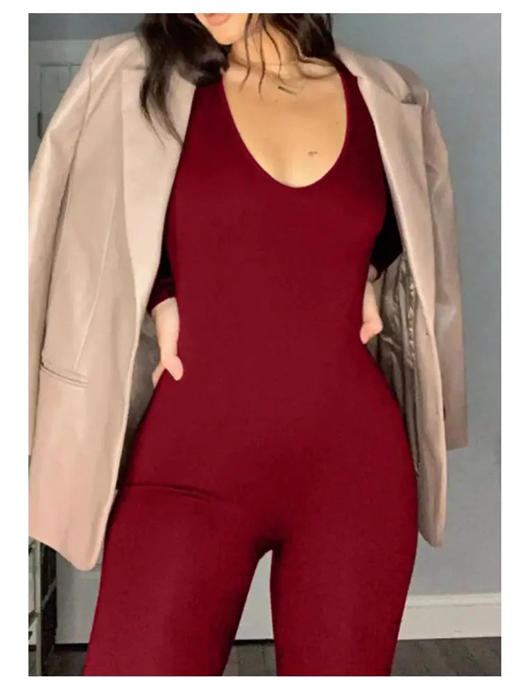 Simples Market burgundy sleeveless jumpsuit with scoop neckline, styled with a beige blazer.