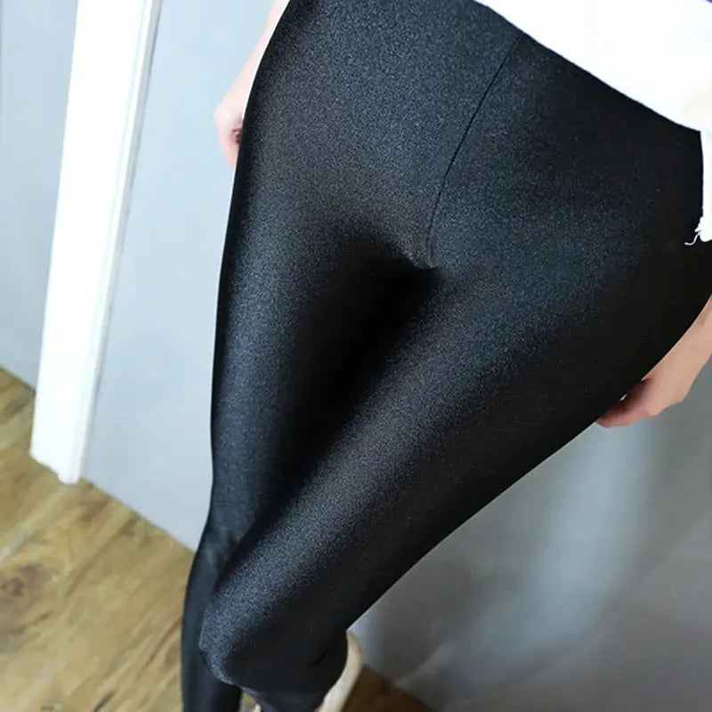 Women's shiny black leggings by Simples Market, stretchy slim fit.