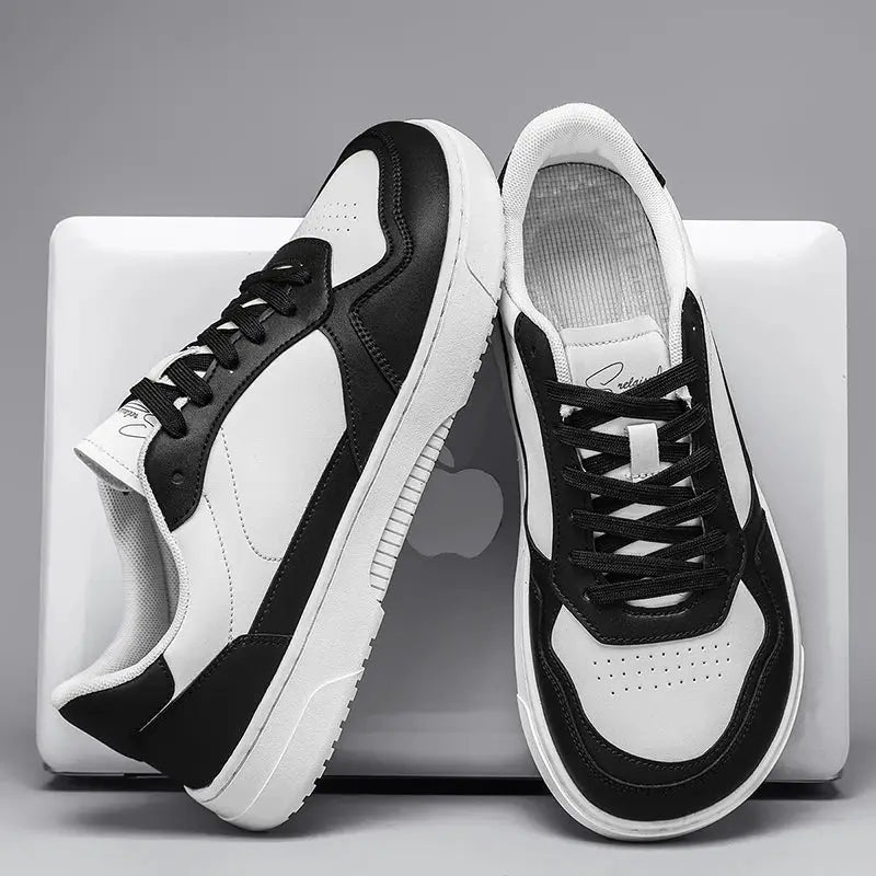 Men's casual sneakers by Simples Market, black and white lace-up trainers, pair shown.
