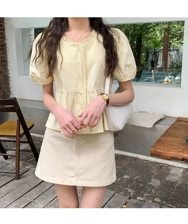 Women's pale yellow short puff-sleeve peplum top with button-front and scalloped neckline, Simples Market