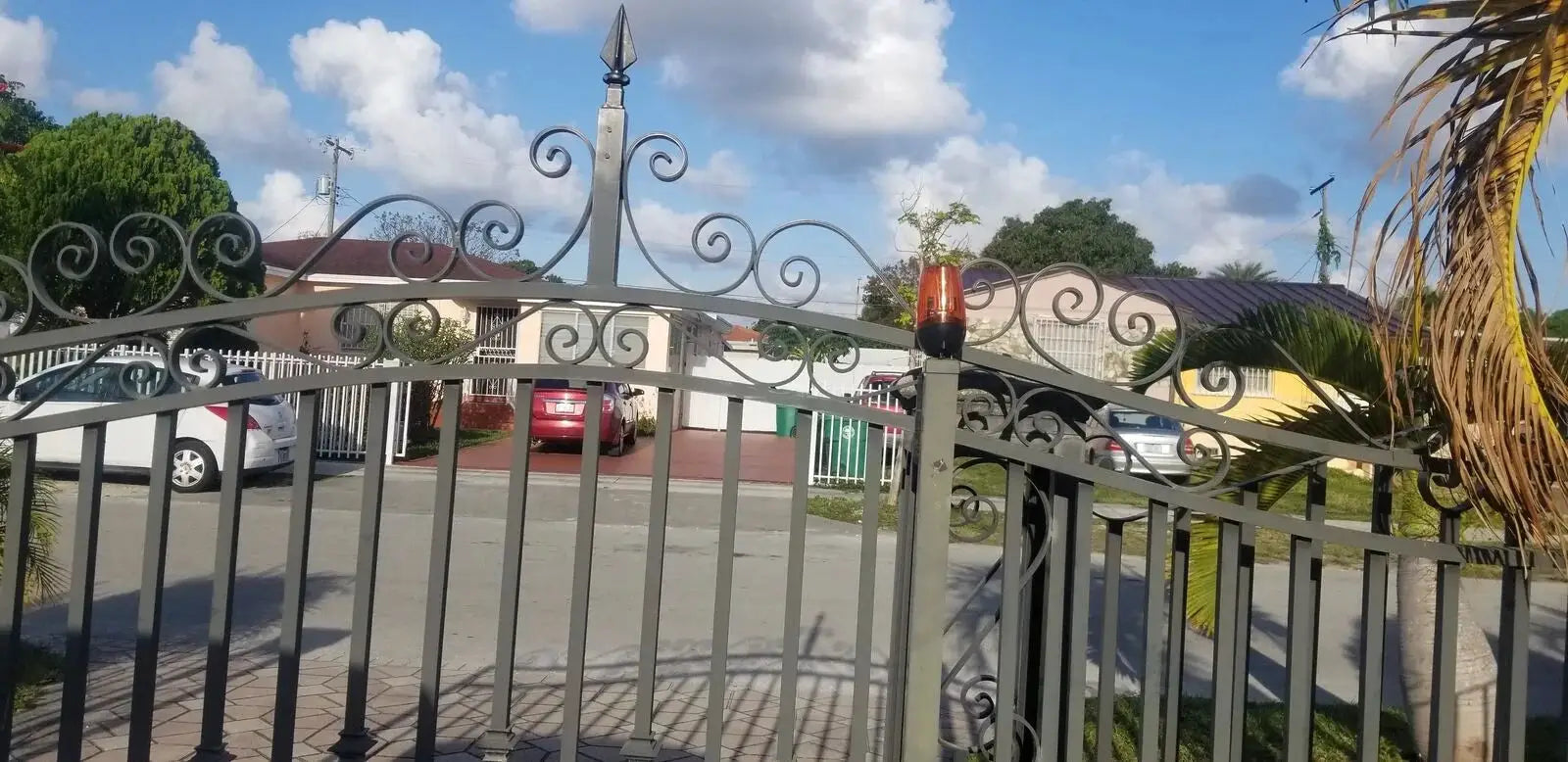 Simples Market LED gate beacon light on metal gate post; orange strobe for swing/sliding gates