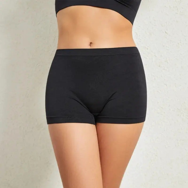 Women's seamless black boyshorts from Simples Market, anti-chafing stretchy underwear.