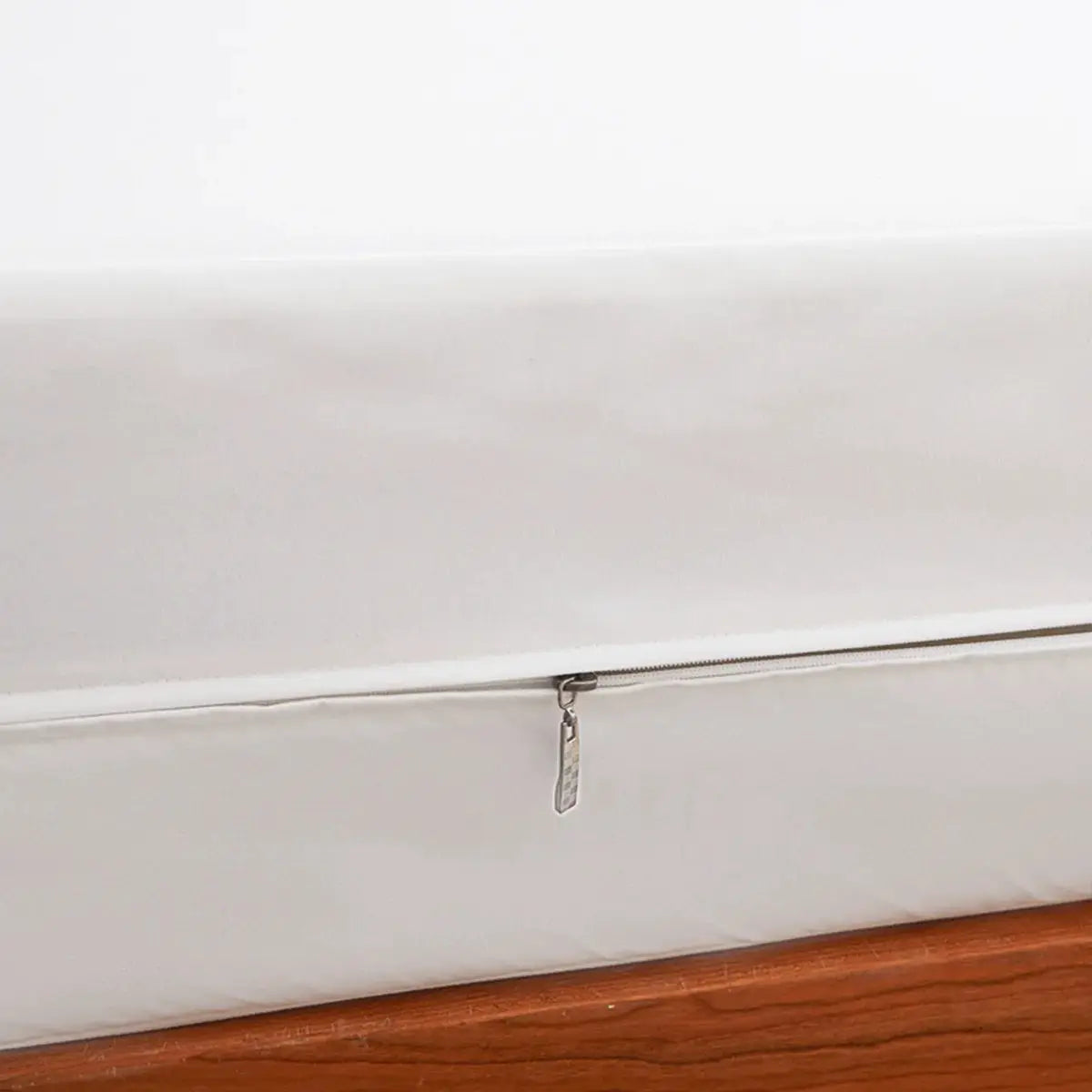 Simples Market waterproof mattress protector with zipper, white, queen/king size.