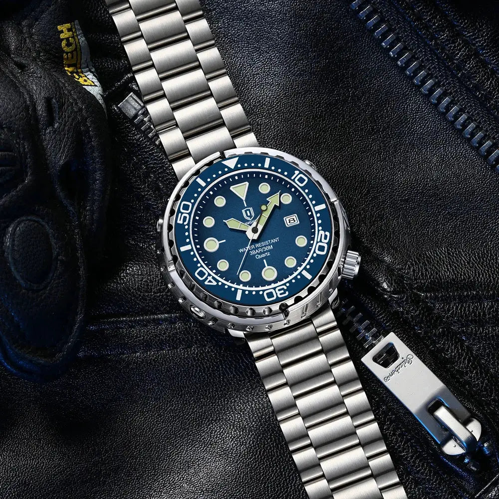 Men's stainless steel diving watch by Simples Market with blue dial, luminous markers, date window, and metal bracelet