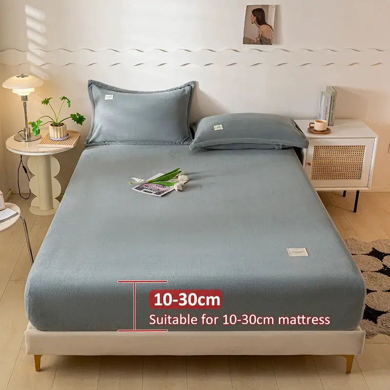 Velvet thermal mattress cover in blue-gray for 120x200 cm beds; plush fabric, fits 10–30 cm mattresses.