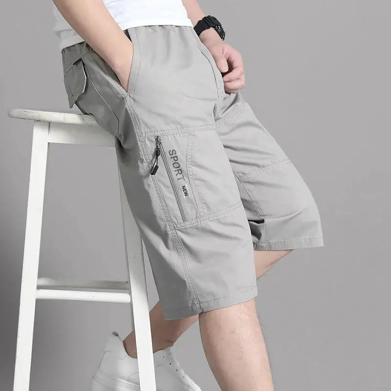 Men's knee-length gray cotton cargo shorts with zip pocket and elastic waist, Simples Market