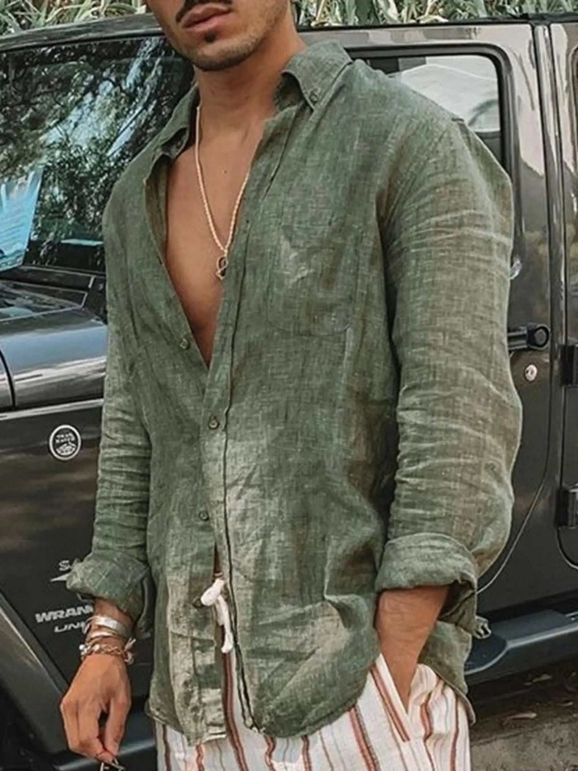 Men's olive green linen long-sleeve shirt by Simples Market, casual outdoor wear