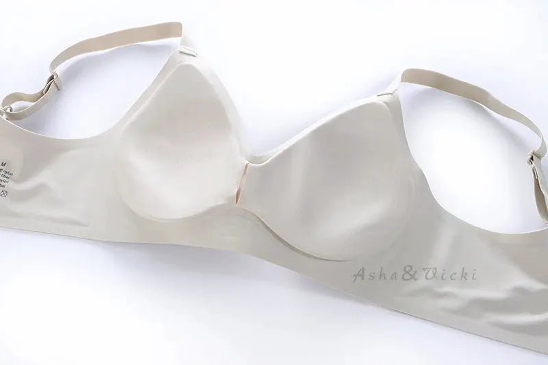 Beige latex cup bra with soft support, close-fitting design, Asha&Vicki branding on the band