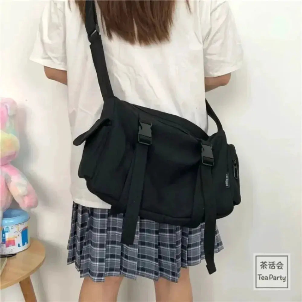 Canvas crossbody bag by Simples Market, black color with large capacity and adjustable shoulder strap.