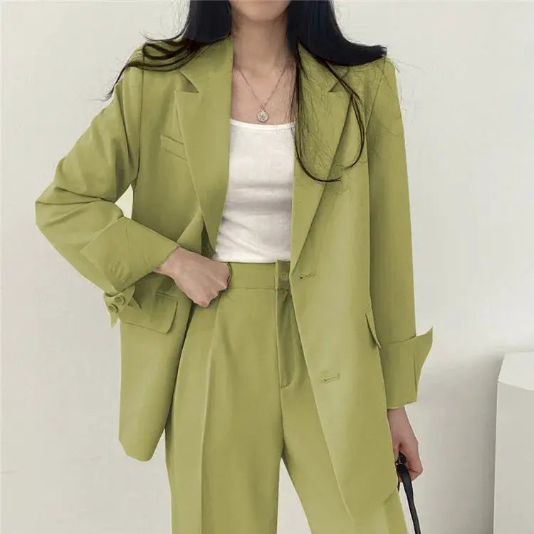 Two-piece blazer and pants set in olive green for women by Simples Market