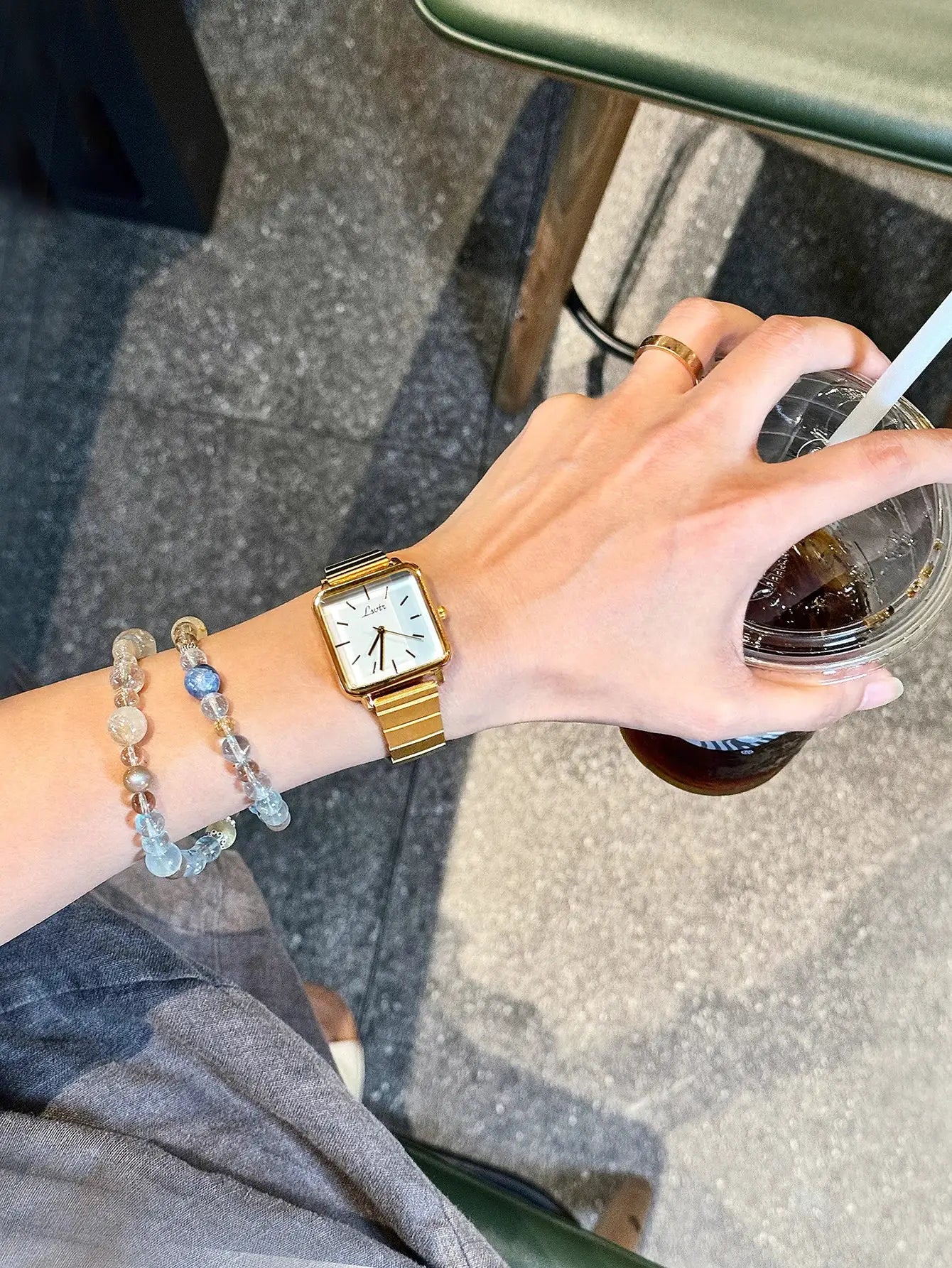 Women's gold square-dial watch by Simples Market with stainless steel strap; casual, elegant quartz timepiece.