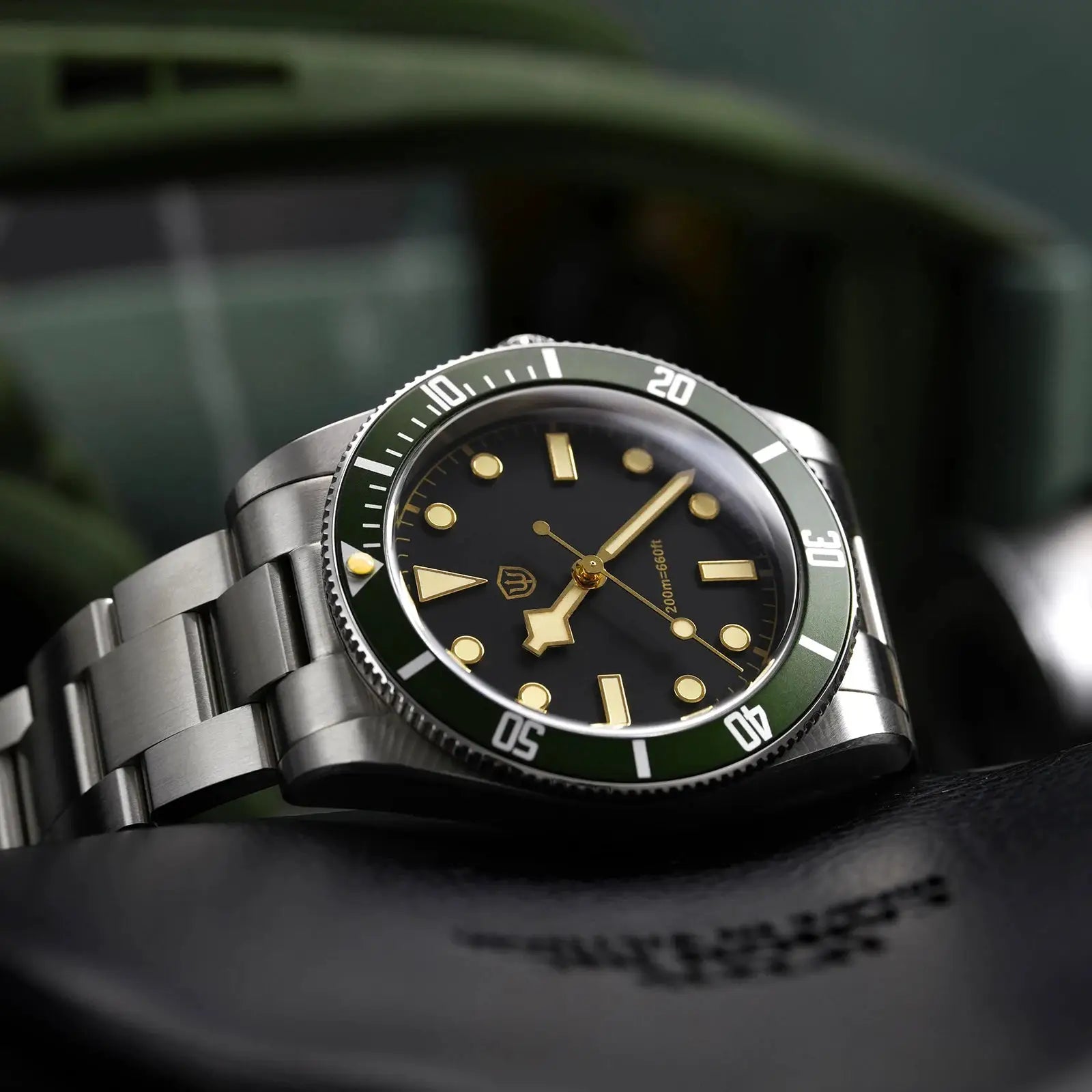 Watchdives WD7922 BB54 dive watch by Simples Market; green bezel, black dial, gold markers, stainless steel bracelet.