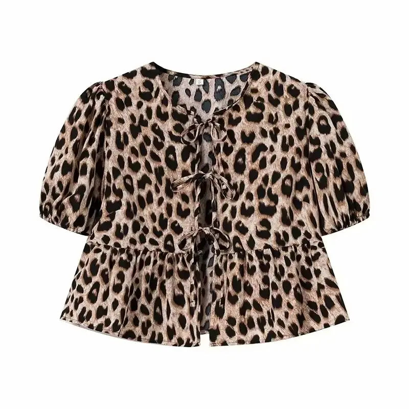 Leopard print puff-sleeve crop top with lace-up front ties and peplum hem by Simples Market