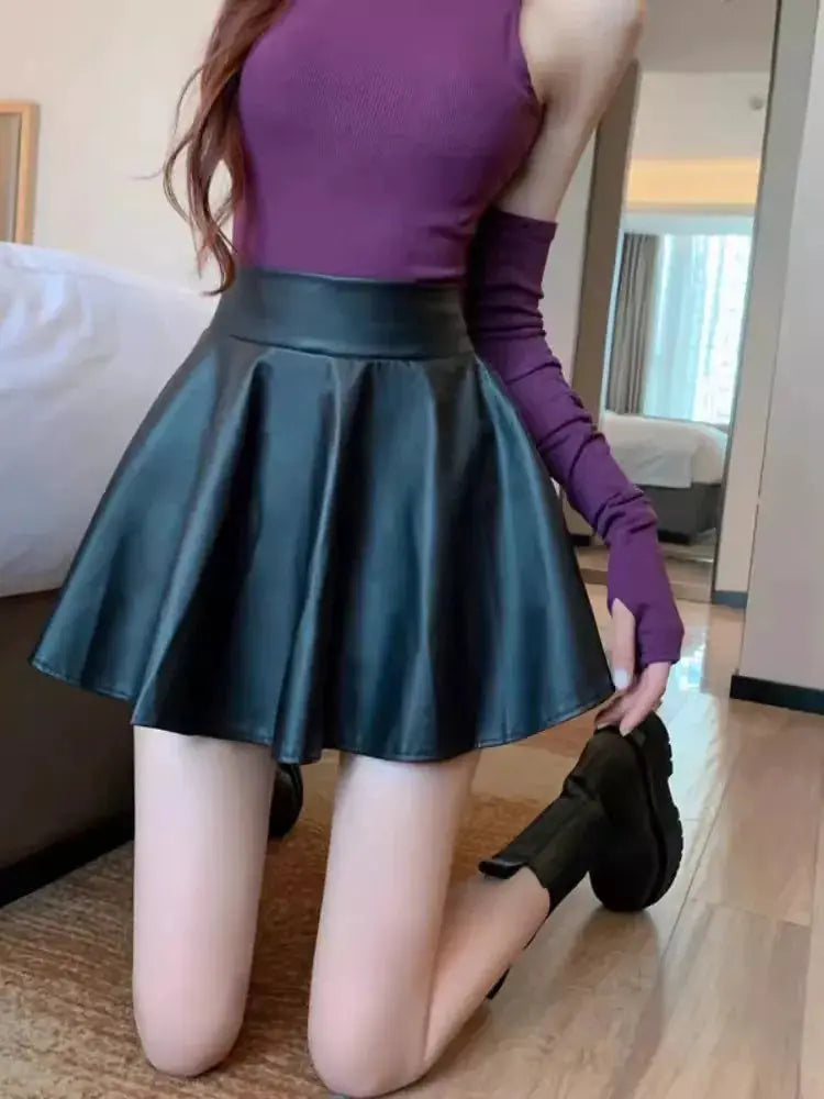 Simples Market faux leather mini skirt, high-waisted, black, pleated skater style