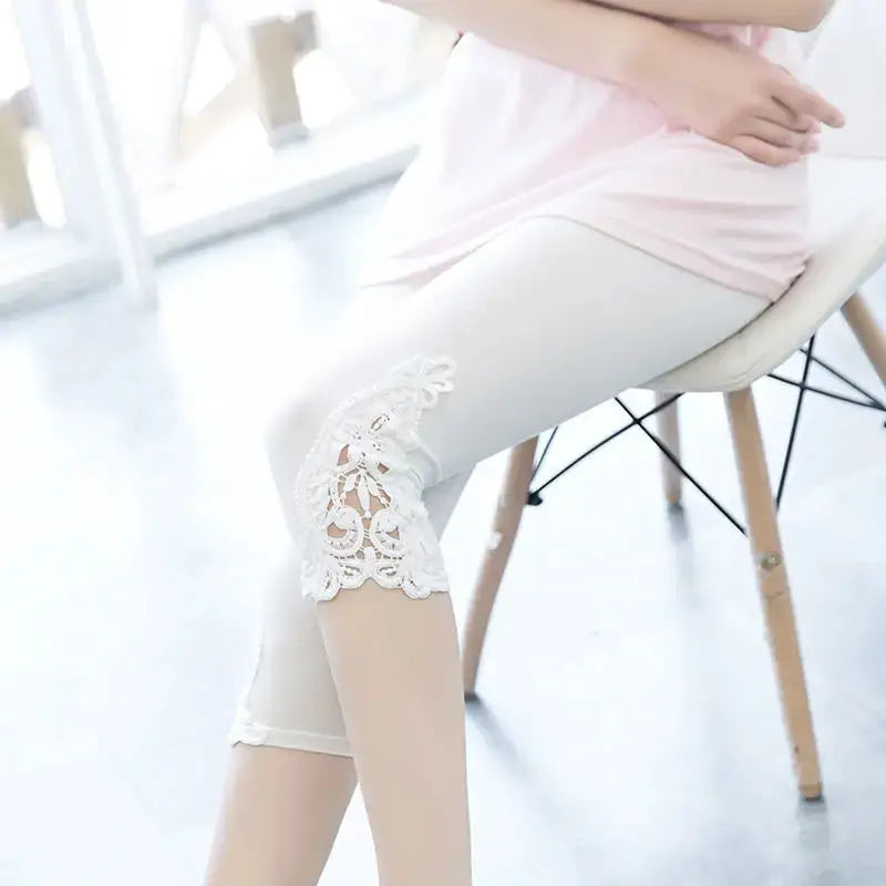Women’s white 3/4-length leggings with lace knee panels in modal fabric