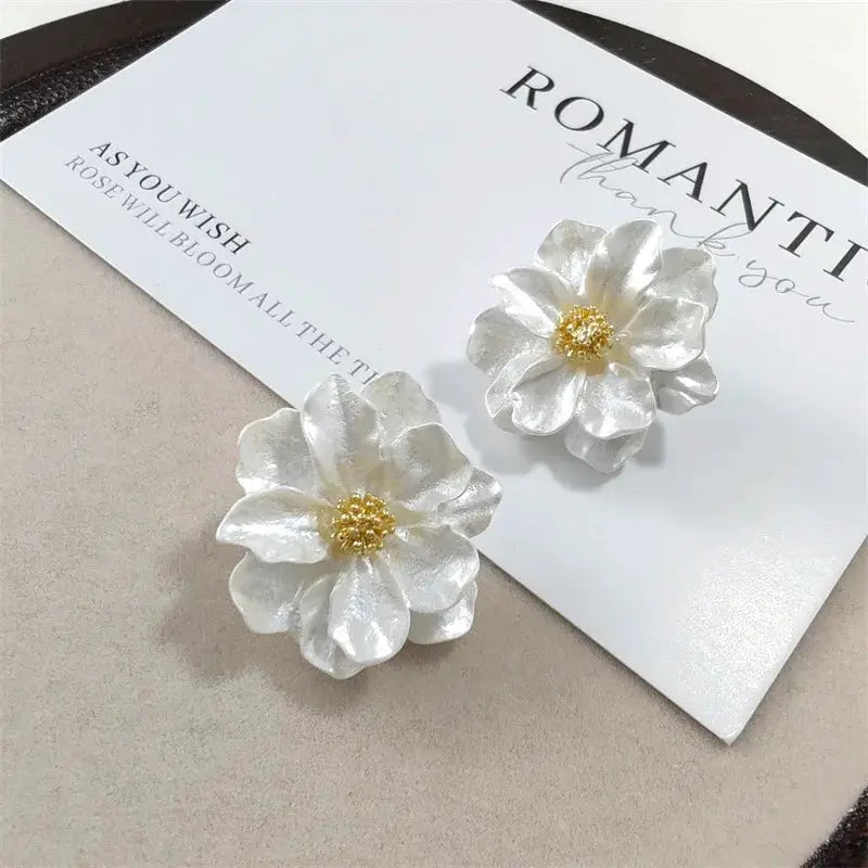 White Acrylic Flower Stud Earrings Folded Floral Design Korean Fashion Sweet Petal Irregular Female Jewelry 2025 New