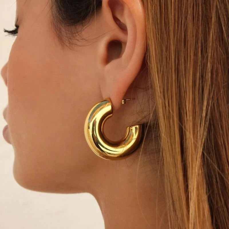 Chunky gold-plated stainless steel C-shaped hoop earring for women by Simples Market