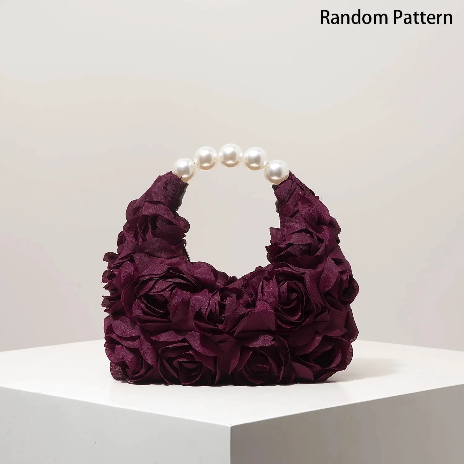 Pearl-handled purple floral rosette bag, Simples Market, for gala or wedding occasions.