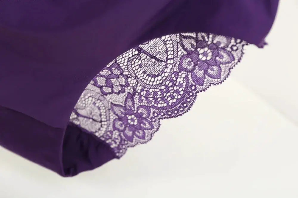 Purple seamless low-rise lace panties with breathable cotton fabric